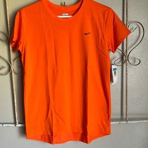 NIKE FIT. DRY. WOMENS SHORT SLEEVE TEE. SIZE M. ORANGE